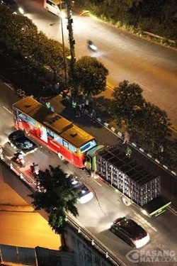 Bus TransJ Tabrakan dengan Truk Muatan Galon Air di Arteri Permata Hijau