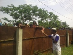 Momen Mengharukan saat Warga Bantu Imigran dari Balik Pagar Pengungsian