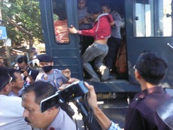 Berdemo Jelang Kunker Jokowi, 8 Pendemo Ditangkap Polisi di Mojokerto