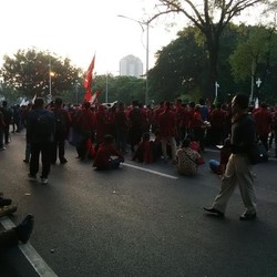 Massa Mahasiswa ini Orasi di Tengah Jalan di Depan Istana, Macet pun Tercipta