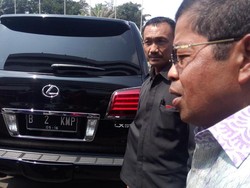 Gaya Idrus Marham dengan Mobil Mewah Berpelat B 2 KMP