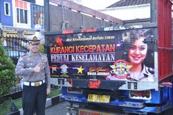 Lain dari Biasanya, Bak Truk di Wonosobo Ini Malah Pamer Wajah Polwan Cantik