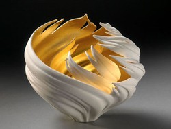 Tampak Bercahaya, Patung-patung Keramik Ini Dilapisi Emas 23 Karat