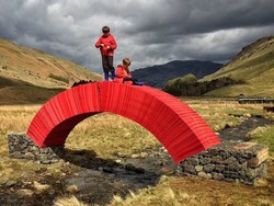Paper Bridge, Jembatan Merah yang Terbuat dari 22 Ribu Kertas