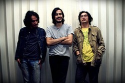 Kelompok Penerbang Roket Siap Luncurkan Album Perdana Sabtu Ini