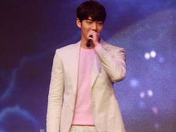 Nakal! Kim Woo Bin Suka Sentuh-sentuh Bokong Junho 2PM