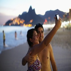 Tips Memotret Orang yang Sedang Selfie
