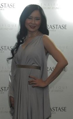 Minum Air Putih 5 Liter Tiap Hari, Cara Maya Hasan Atasi Rambut Menipis