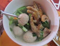 Enaknya Siang Ini Menyegarkan Diri dengan Bakso Ceker yang Kenyal Gurih