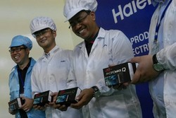 Ponsel 4G Smartfren Mulai Diproduksi di Cikarang