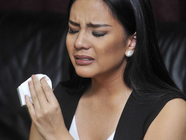 Angel Pieters Menangis di Jumpa Pers