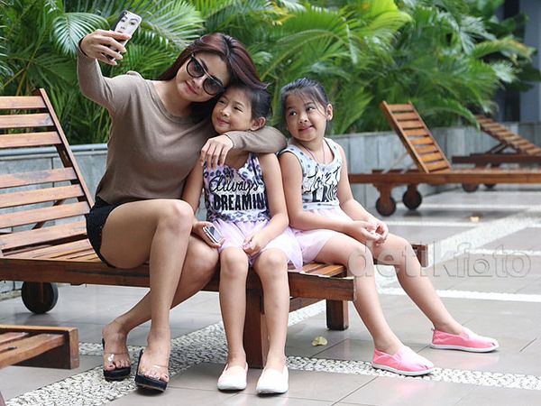 Kebersamaan Vitalia Sesha dan Dua Putri Kesayangannya