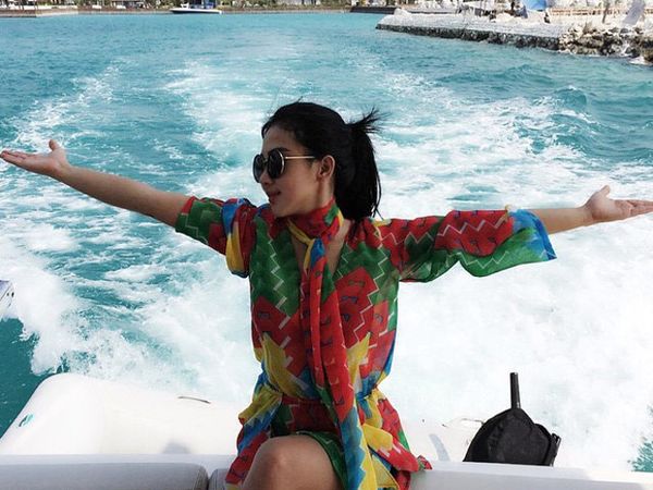 Hedon! Syahrini Asyik Liburan Naik Yacht