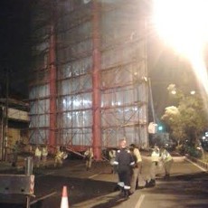 Reklame Jumbo Tak Berizin di Raya Gubeng Dibongkar Satpol