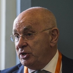 Mundur dari Bursa Presiden FIFA, Van Praag Dukung Pangeran Ali