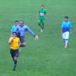 Kiper Ini Lepaskan Tendangan Tanpa Bayangan Usai Dikartu Kuning Wasit