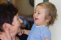 Agar Lebih Aman, Saat Cium Cucu Sebaiknya Kakek dan Nenek Sudah Divaksin