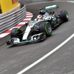 Diganggu Hujan, Hamilton Masih Jadi yang Tercepat