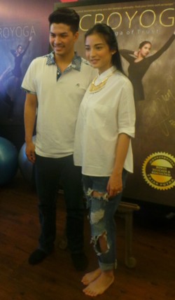 Picu Adrenalin, Chelsea Olivia Latihan Berdiri di Pundak Glenn Alinskie