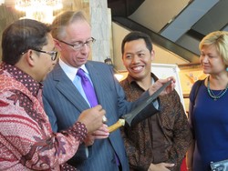 Dubes Rusia Kagum Dipameri Keris dari Meteorit oleh Fadli Zon