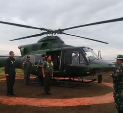 Naik Helikopter, Panglima TNI Kunjungi Tempat Relokasi Korban Sinabung