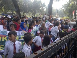 Anak-anak SD ini Pagi-pagi Ikut Demo Tolak Penggusuran Warga Ciliwung di Balai Kota