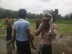 Melihat Semangatnya Imigran Mandi Perdana di Tenda Penampungan