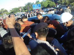 Di Makassar, Jokowi Tiba-tiba Turun dari Mobil untuk Bagi-bagi Kaos dan Buku