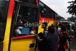 Roda Belakang Bus TransJ Lepas di Cengkareng, Timpa 3 Pemotor