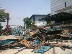 45 Bagunan Liar yang Berdiri di Atas Saluran Air di Pluit Raya Dibongkar