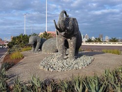 Unik! Empat Patung Gajah Raksasa Terbuat dari Batu