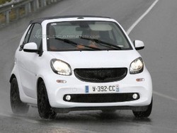 Wow, Kini Mobil Mungil Smart Fortwo Atapnya Bisa Dibuka Tutup