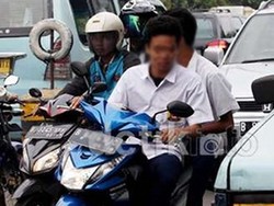 Tidak Pakai Helm, 2 Pemotor Berseragam SMP Disuruh Balik Kanan Oleh Polisi