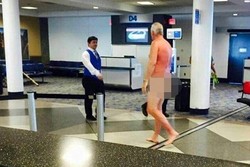 Protes Tiket Habis, Traveler Bugil di Bandara AS