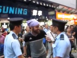 Ketika Turis Adu Bacot dengan Polisi Hong Kong