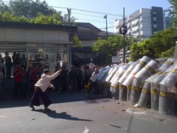 Simulasi Pengamanan di Semarang, Ibu-ibu ini Semangat Lempari Polisi