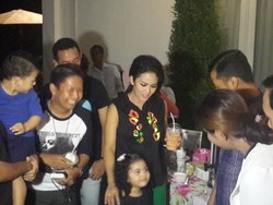 Krisdayanti Ajak Fans Nobar Konser Traya
