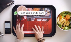 Dengan KFC Tray Typer Bisa Makan Ayam Sambil Main Gadget Tanpa Kotor