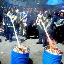 Menkeu Bambang Musnahkan Puluhan Ribu Botol Miras dan Jutaan Rokok Ilegal