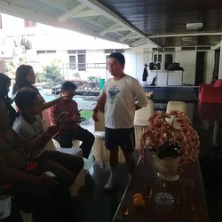 Gaya Santai Menteri Yuddy, Berpakaian Olahraga Menenteng Bola Basket