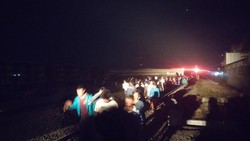 Kereta Tabrak Kereta di Cirebon, Ambulans Meraung dan Penumpang Menangis