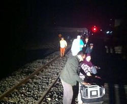 Kereta Tabrak Kereta di Cirebon: Lokomotif dan 1 Gerbong Terguling, 2 Gerbong Anjlok