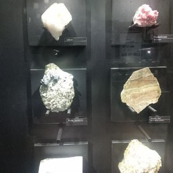 Ini Foto-foto Batu Akik nan Menawan yang Dipamerkan di Museum Geologi