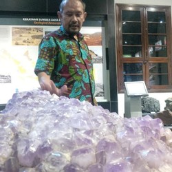 Kisah Batu Kecubung Raksasa nan Indah yang Dipamerkan di Museum Geologi