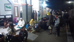 Sudah 3 Jam Penumpang KA Bangunkarta Menunggu di Stasiun Waruduwur