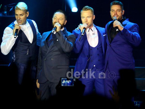 Penampilan Energik Boyzone di Istora Senayan