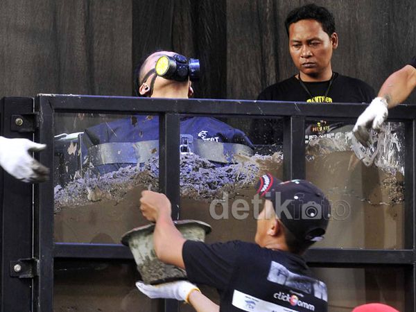 Demian Dikubur Hidup-hidup