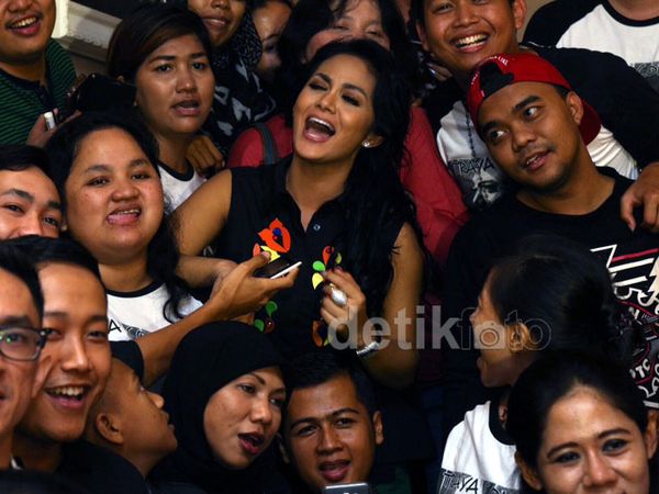 Nobar Konser Traya Bersama Krisdayanti