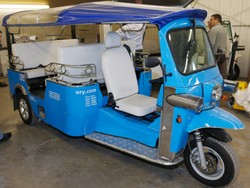 Becak Bermotor Tuk Tuk Kini Beroperasi di Jalanan Amerika