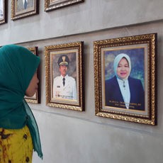 Foto Wali Kota Risma di Museum Surabaya Konon Aneh, Penasaran?